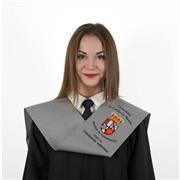 Mujer joven estudiante, que le apasiona enseñar a otros.